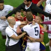 Au sărit unii la alții!    Incidente după Spania - Anglia, la Euro U21.  Toți jucătorii implicați. Penalty anulat incredibil de arbitru