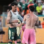 Messi, încolțit după meci    FOTO.  Jucătorii lui Palmeiras au vrut să-l lase   în picioarele goale  pe starul lui Inter Miami