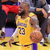 LeBron James, de neoprit  Starul lui Lakers și-a activat opțiunea pentru   prelungirea contractului  » Ce record poate doborî