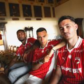 Dinamo, în haine noi    FOTO.  „Câinii” și-au prezentat noile   echipamente : „O nouă eră începe acum!”