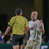 Guardiola, un car de nervi    FOTO.  Antrenorul lui City a sprintat spre arbitru în meciul cu Al-Hilal:   „Ne iei la mișto?”  » Ce i-a reproșat