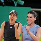 Eliminate la simplu, calificate la dublu  Gabriela Ruse și Sorana Cîrstea, în   turul doi la Wimbledon  » Joacă alături de colegele favorite