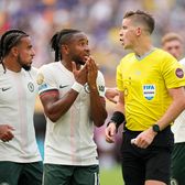 Arbitrii nu știu ce să fluiere  Analiză GOLAZO.ro.   Controversa hențului  a lovit și în semifinala Club World Cup » Penalty anulat de VAR. Alte exemple