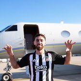 Primit ca un superstar   Jucătorul care a făcut scandal la Mondial, transferat în Turcia » Fanii   i-au pupat picioarele  președintelui