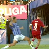 Eliminat după 15 secunde!    FOTO:    Gabriel Iancu  a văzut cartonașul roșu imediat după intrarea pe teren, din cauza unui fault imprudent