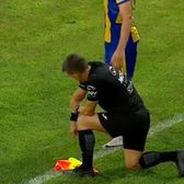 Scene rar întâlnite    FOTO.    Accidentare bizară  în Liga 1 » Ambulanța a intrat pe teren, tușierul n-a mai putut continua meciul!