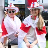 Sărbătoarea fetelor  Basel e plin de culoare la Anglia - Spania, finala UEFA Women’s Euro.   Prietenie la fotbal