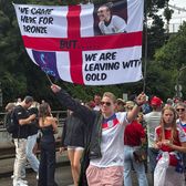 Basel, un colț de Albion    Pasiunea pentru fotbal  nu se cântă doar în arene. Englezii au cucerit străzile orașului elvețian cu bucuria lor