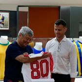 Expoziție pentru Mircea Lucescu   Legendarul antrenor, aniversat la Muzeul Fotbalului: Tricourile lui   Pele și Beckenbauer,   expuse