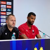 „Respectați-ne!”   Antrenorul de la Shkendija nu răspunde ironiilor lui Mihai Stoica. Ofițerul de presă e aspru: „Puteți bate cu 10-0!   Dar dacă vă batem noi?”