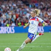 Nici băieții nu o pot depăși!  Ea este jucătoarea care a stabilit recordul de viteză a mingii la Euro.   Peste Premier League masculin