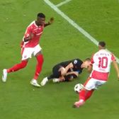 Boateng, ce gafă!    FOTO.  Penalty făcut în Derby de România, după un   fault stupid  » Tănase n-a iertat!