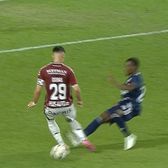 N-a văzut două penalty-uri!  FOTO.   Erori mari de arbitraj  la Rapid - FC Botoșani! „Centralul” n-a dat nimic, VAR n-a intervenit