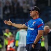 „Hai să-l aruncăm din avion!”  Antrenorul Stelei Roșii i-a lăsat fără reacție pe ziariști după victoria din Ligă:   „Mă insultați!”