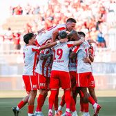 Spectacol la Arad    VIDEO.  Elevii lui   Adrian Mihalcea  au celebrat alături de suporteri: „Cine e pe primul loc? UTA e!” » Sunt neînvinși