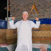 Reghecampf, ședință foto inedită  Tehnicianul român, surprins în haine tradiționale din   Sudan : „Bună dimineața!”