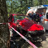 Accident grav la un raliu din România  Un pilot   a intrat cu mașina într-un copac  și a fost transportat de urgență la spital