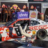  Și-a rupt clavicula  Momente de panică: un   pilot NASCAR   a căzut de pe mașina pe care sărbătorea victoria și a fost dus de urgență la spital