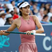 „Vrei să dau un copil afară din arenă?!”    VIDEO.  Emma Răducanu,   deranjată de plânsetele unui copil   la meciul cu Sabalenka! Reacția publicului