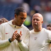 Van Dijk cere întăriri  Căpitanul lui Liverpool consideră că echipa mai are nevoie de atacanți.   Arne Slot îl contrazice:  „Ultima mea grijă”