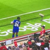 Rasism în Premier League   Un suporter al lui Liverpool a fost   scos din stadion de poliție,  după ce a abuzat verbal un adversar