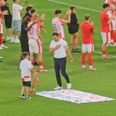 Moment special pentru Kopic     VIDEO  Un fan a intrat pe teren la final și s-a dus direct la antrenorul lui Dinamo »   Ce a urmat