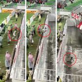  A căzut în gol!    VIDEO  Moment șocant » Fotbalistul a sărit gardul după ce a marcat, dar   s-a prăbușit într-un șanț de peste 3 metri!