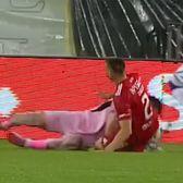 Ciocnire violentă    FOTO:  Portarul   Dur-Bozoancă  a fost schimbat după ce a fost lovit dur în față de un coechipier, în Argeș - Oțelul