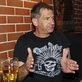 „Nu e escroc profesionist, ci un fost fotbalist ratat”  Fostul jucător de la Dortmund, Stuttgart și City, condamnat pentru   107 fapte de fraudă!