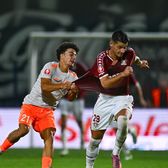 Dobre a răbufnit: „Ia-l!”    FOTO:    Reacție ironică  după ce un adversar l-a tras metri buni de tricou! Vedeta Rapidului a scăpat de „galben”