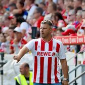 N-ai mai văzut așa antrenor    FOTO:  Tehnicianul lui Koln a surprins la prima etapă din   Bundesliga  » Cum a venit îmbrăcat pe bancă