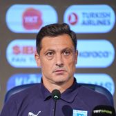  Miză financiară la Craiova  Rădoi spune că o calificare în grupa Conference League poate scoate clubul din   impas:  „Suntem blocați de această lege”