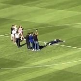 Imagine neobișnuită    VIDEO  Președintele clubului, filmat în timp ce   s-a întins pe gazon,  la centrul terenului