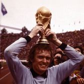 O legendă pentru GOLAZO.ro  Interviu cu unul dintre cei mai mari portari ai istoriei fotbalului:   „Eu trebuia să apăr la 1-5 cu România, nu Kahn”