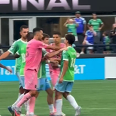 Scene sălbatice la meciul lui Inter Miami    Suarez a scuipat un adversar, Busquets a împărțit pumni  + Ce făcea Messi în plin haos