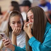 Imagine tulburătoare  Două handbaliste   plâng în tribune,  citind articolul din GOLAZO.ro care vorbește despre tăierile de buget din sport