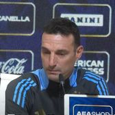 „Plângi?!”  Moment fabulos la conferința de presă a naționalei Argentinei, înaintea ultimului meci al lui Messi la Buenos Aires.   Scaloni, copleșit  de reacția unui jurnalist