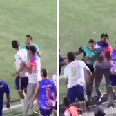 Scene șocante    VIDEO.  Ce s-a întâmplat după ce   arbitra a fost pălmuită  de jucătorul pe care l-a eliminat » 4 persoane s-au chinuit s-o oprească