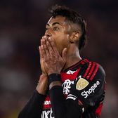 Prins că a trișat  Și-a aflat pedeapsa după ce fratele, cumnata și verișoara   au pariat  că va primi cartonaș galben