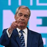 Fotbalul, instrument de propagandă  Cum își promovează   prietenul lui George Simion  partidul extremist din UK » Susținătorii s-au înghesuit să cumpere produsele