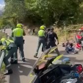 Tensiuni în Turul Spaniei!    VIDEO.  Activiștii pro-Palestina   s-au legat cu lanțuri  de balustradă! Intervenție în forță pentru eliberarea traseului