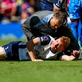 Imagine-șoc. Genunchiul desfăcut!  Poza extremă din operație și   gestul care îi arată ceva lui Drăgușin.  Atenție, imagine care vă poate afecta!