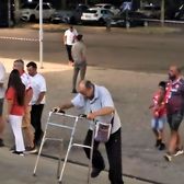 Momente emoționante     VIDEO  Dinamo l-a invitat la Săftica pe suporterul care   urca scările cu cadrul,  ca să asiste la meciul cu Hermannstadt