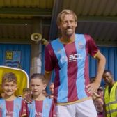 Peter Crouch, în liga a 7-a    VIDEO.    Râzi cu lacrimi!   Cum a apărut fostul atacant al Angliei la amatori!   Ce pariu a pierdut