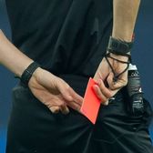 Ce se întâmplă cu arbitrii la pauză?  Dezvăluiri incredibile din interior: „Fără excepție, toți își verifică telefoanele.   Primesc mesaje”