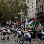 Cum a explodat războiul din Gaza în Vuelta  Mai ajunge plutonul la Madrid? Manifestanții pro-palestinieni   au întrerupt deja două etape,  dar organizatorii nu fac niciun pas înapoi
