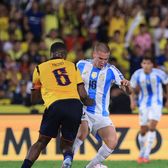 Noul decar al Argentinei     Cine a preluat  numărul 10 în ultimul meci din preliminariile pentru Mondial, în absența lui Messi: a bătut recordul lui Maradona