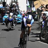 Momente șocante la o cursă de ciclism  Cinci persoane au fost rănite, după ce un polițist pe motocicletă a provocat un   accident înfiorător