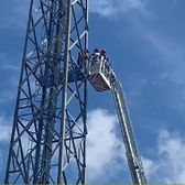 Probleme la Piatra-Neamț    Un bărbat s-a urcat pe un stâlp de nocturnă  al stadionului Ceahlăul » A fost convins să coboare după șase ore