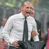 „Calmează-te, Mister!”  Scene uluitoare cu antrenorul lui AC Milan, eliminat!   Și-a dat jos sacoul,  s-a certat cu arbitrii și a fost ținut cu greu de staff